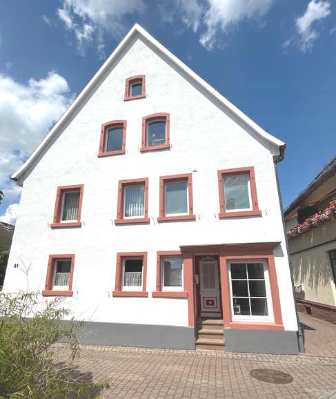 Haus oder Wohnungsverkauf vorbereiten. Ergebnis eines Malers beim Streichen der Fassade zur Vorbereitung des Hausverkaufs.